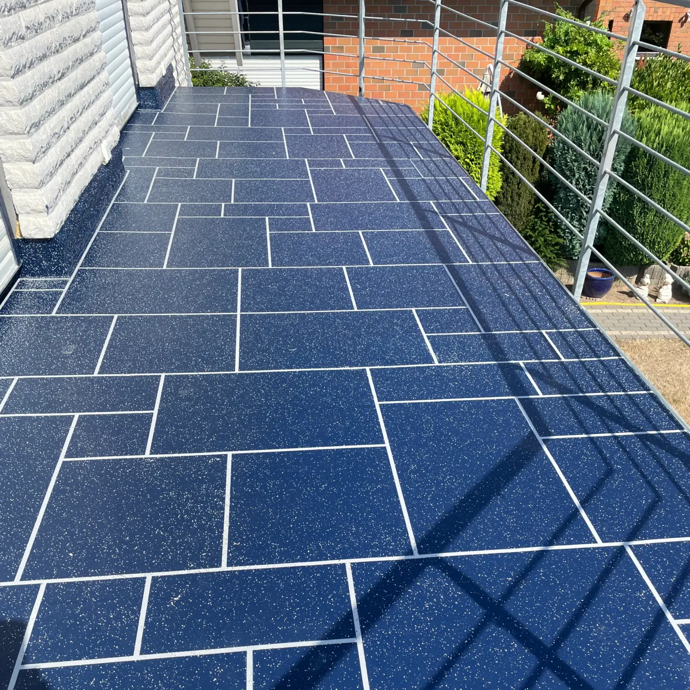 Mit Flüssigkunststoff beschichteter Balkon in Plattenoptik