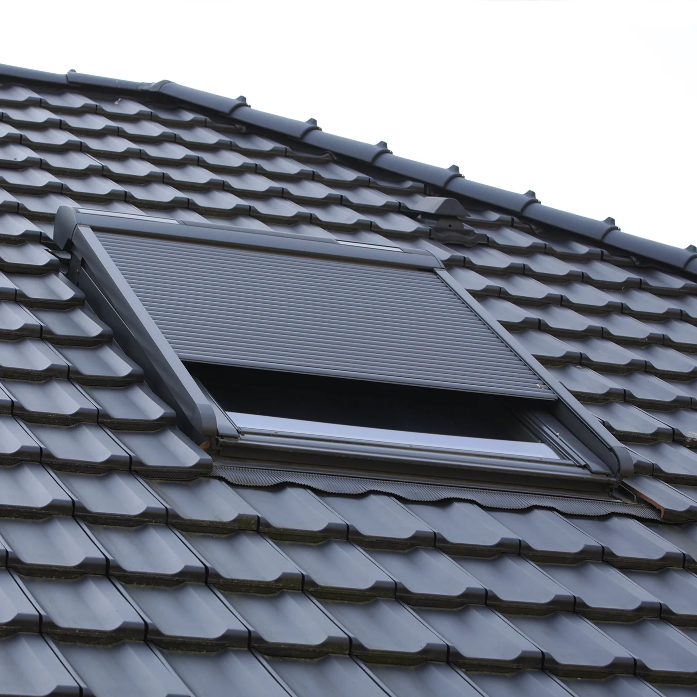 Dachflächenfenster mit Rollladen im Ziegeldach